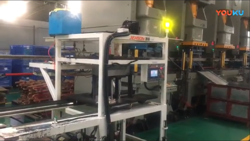 西安连杆式冲压机械手微波炉门体生产视频.6