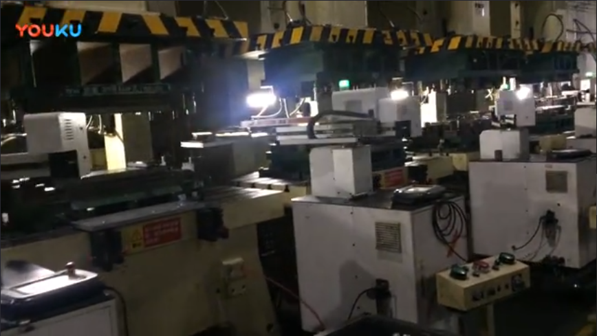 鞍山摆臂机器人空调顶盖生产视频